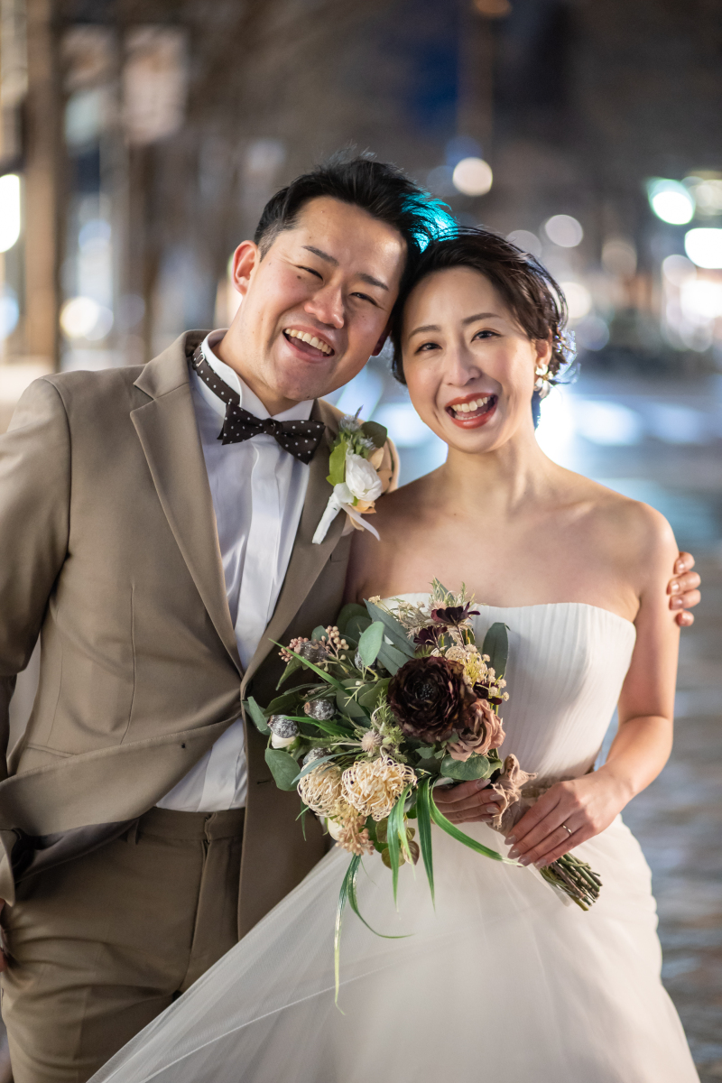 明るいカップルの楽しい丸の内ロケーション撮影