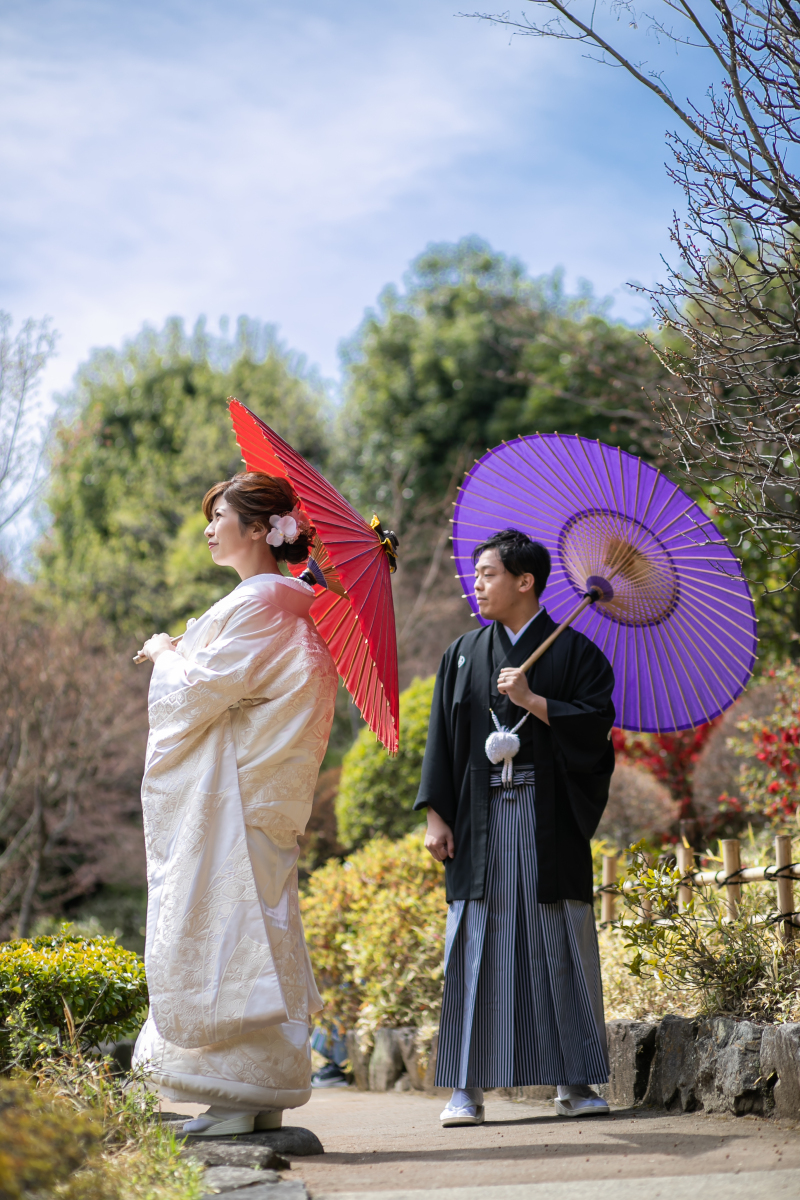 番傘が日本庭園の緑に映えて
