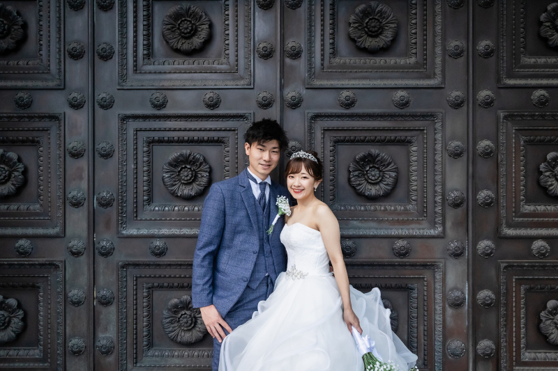 明治生命館の鉄門前で