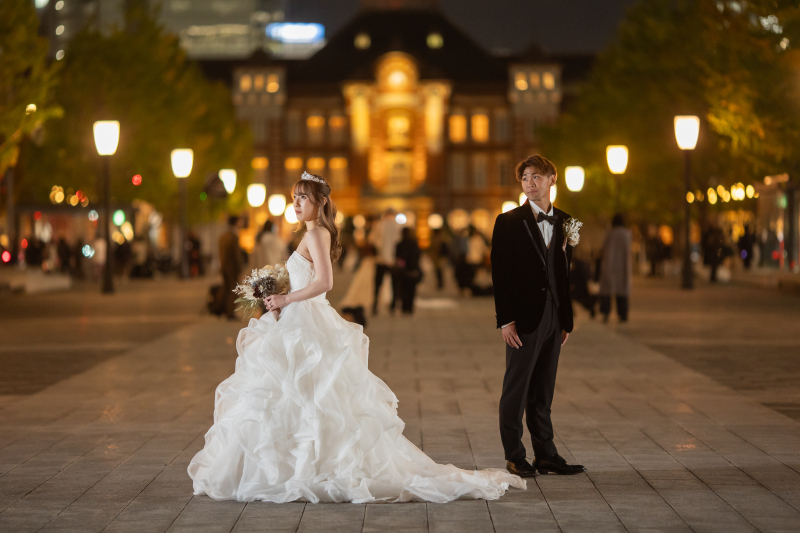 オレンジにライトアップされた東京駅前で♡