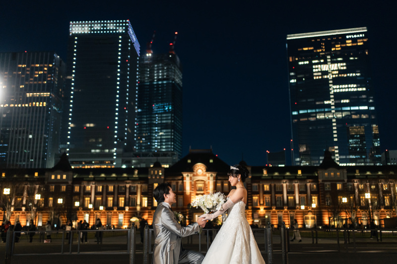 ブーケを贈るプロポーズシーン