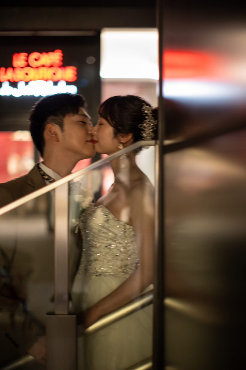 街灯りを背景に