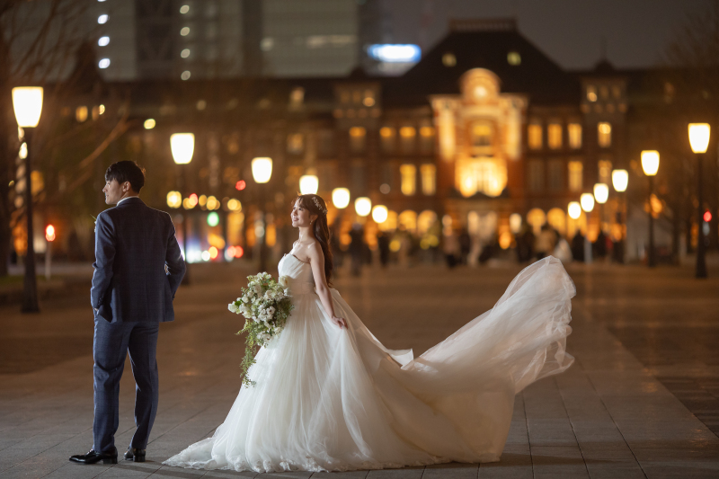 東京駅前でドレスの美しいショット