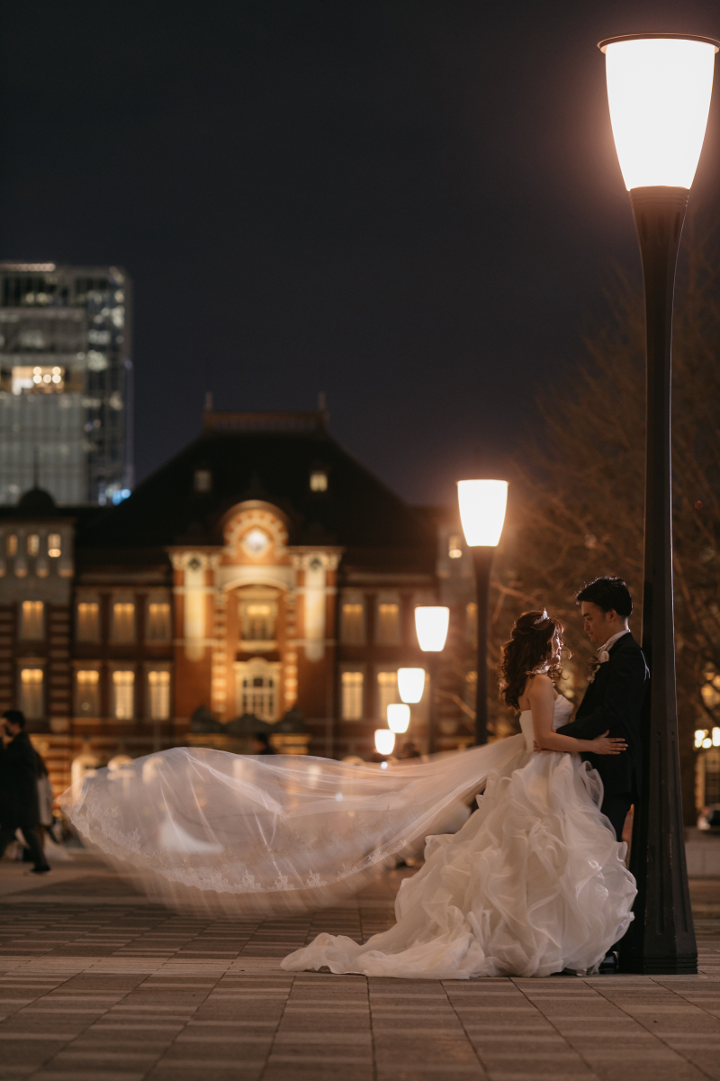 東京駅前でドレスのふわっとシーン
