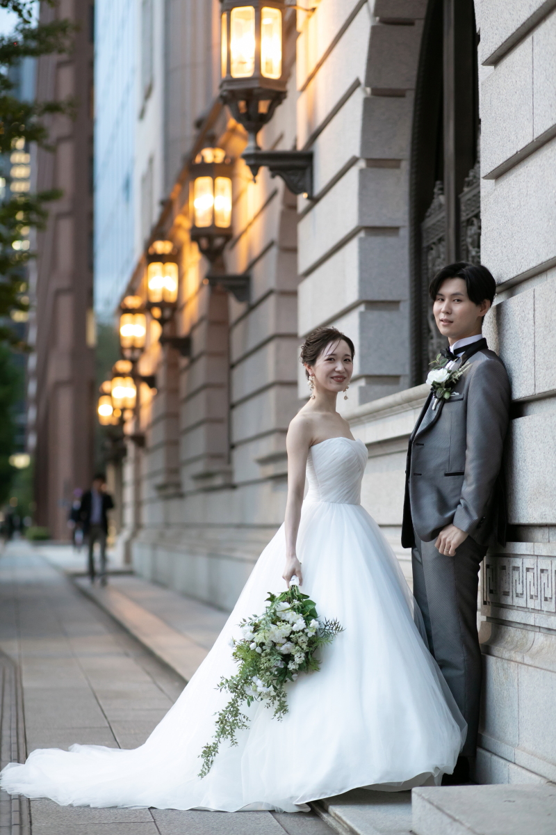 明治生命館前で