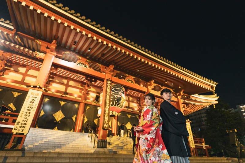 美しいライトアップの前で♡