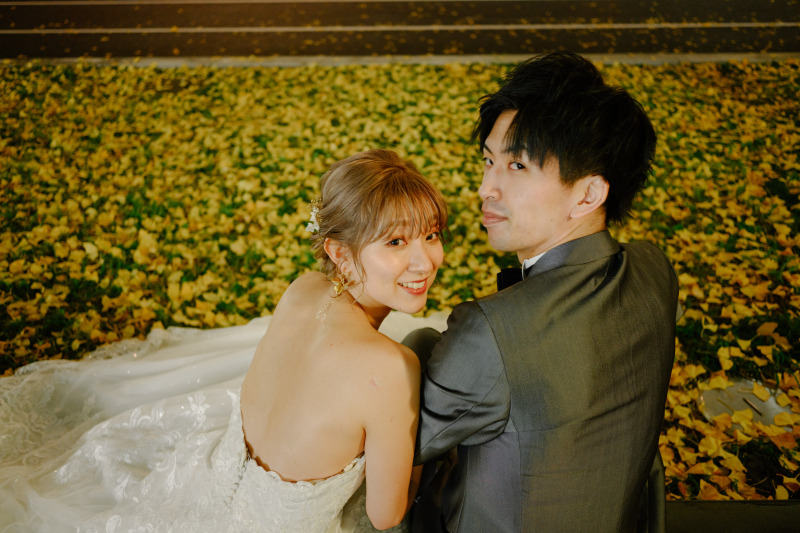 イチョウをバックに