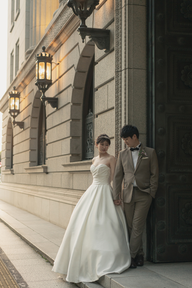 明治生命館の重厚な鉄門