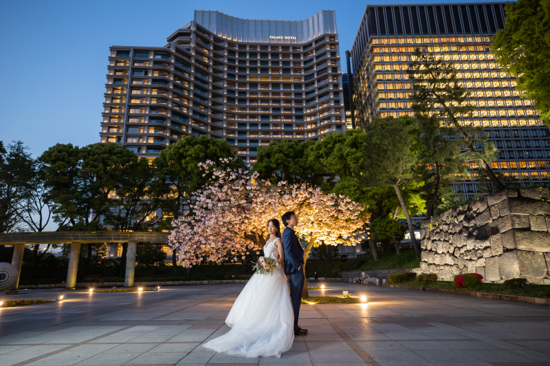 パレスホテルを背景に