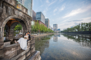 仲睦まじい東京丸の内ロケーション