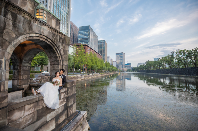 仲睦まじい東京丸の内ロケーション