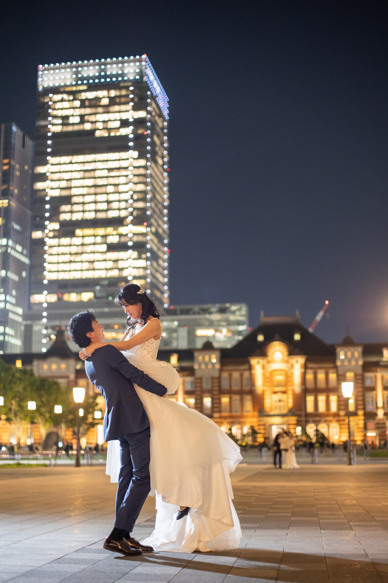 東京駅前でハグショット♡
