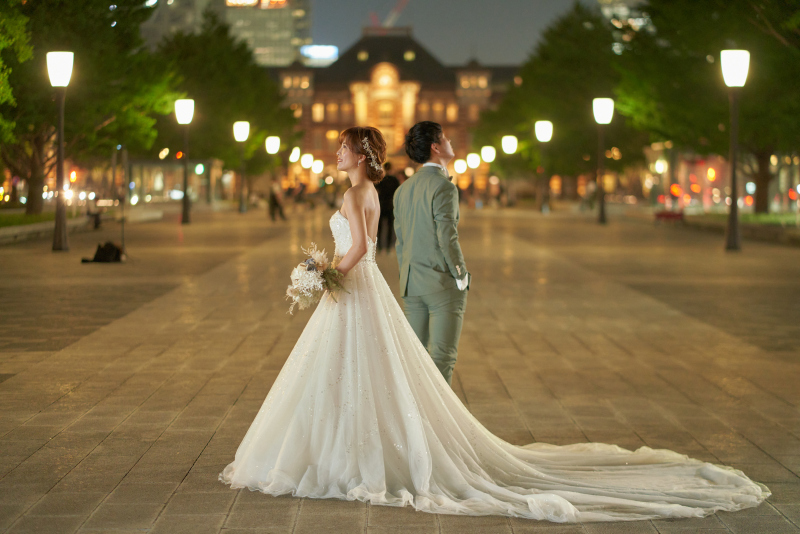 暗くなった東京駅前で