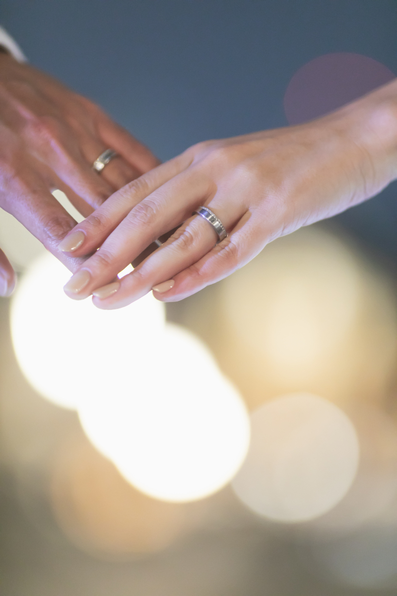 触れ合う手と手