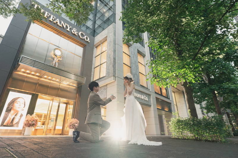 ティファニーの前でプロポーズシーン