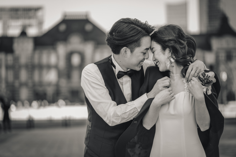 東京駅前のショットをモノクロで