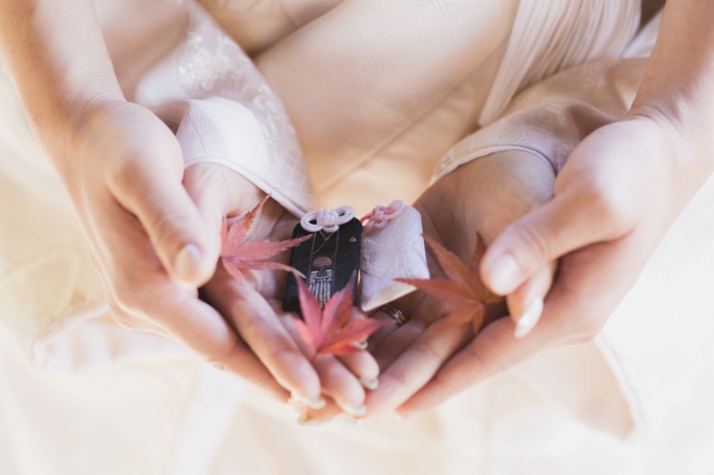 紅葉とお守りを手に乗せて♪