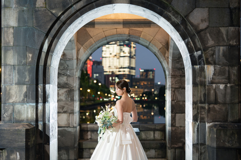 和田倉門のガゼボから、丸の内の夜景を美しく捉えて