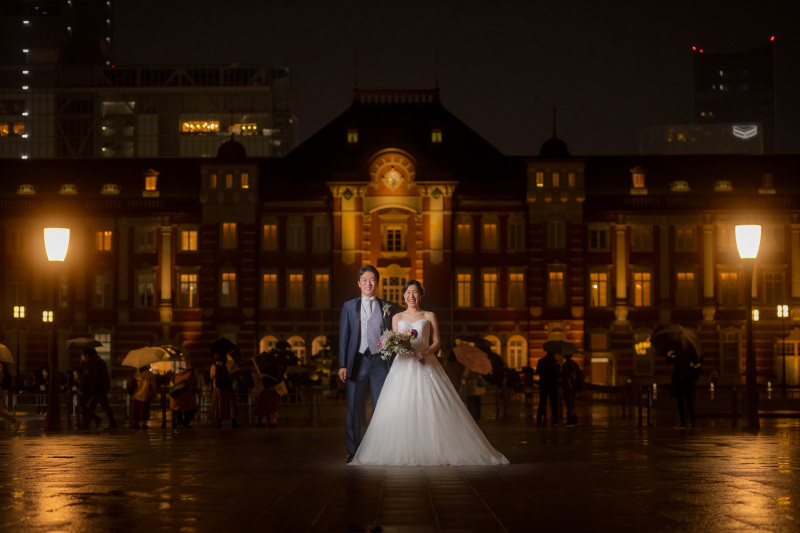 純白のドレスが宵闇に浮かび上がって。