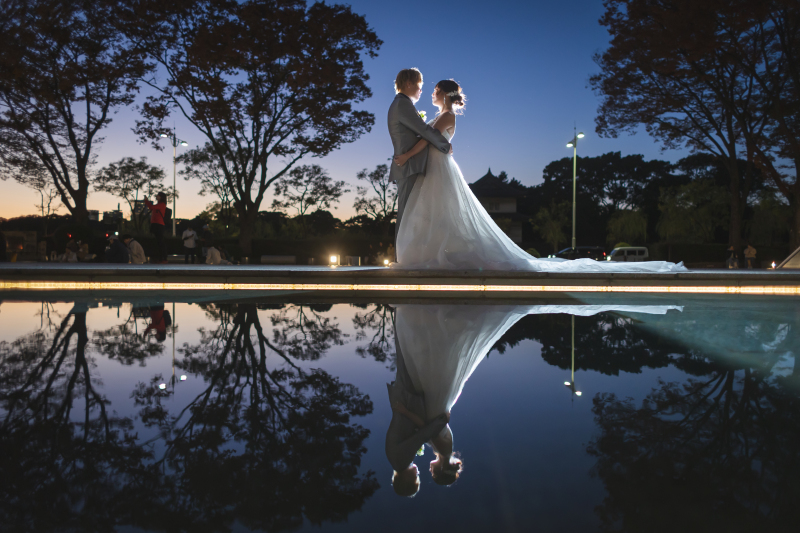 噴水公園の水辺に映し出されたショット