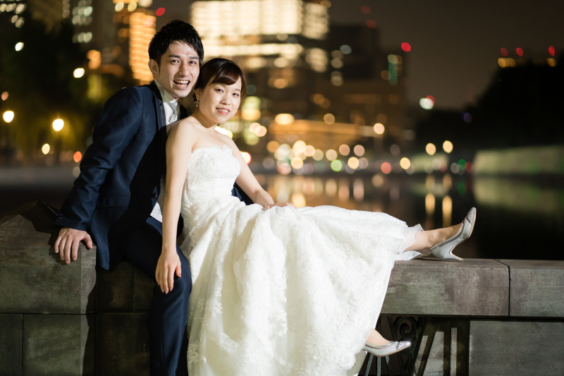 橋の欄干にもたれて