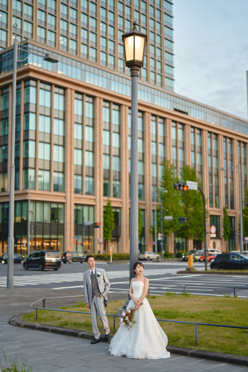 新丸ビルを背景に