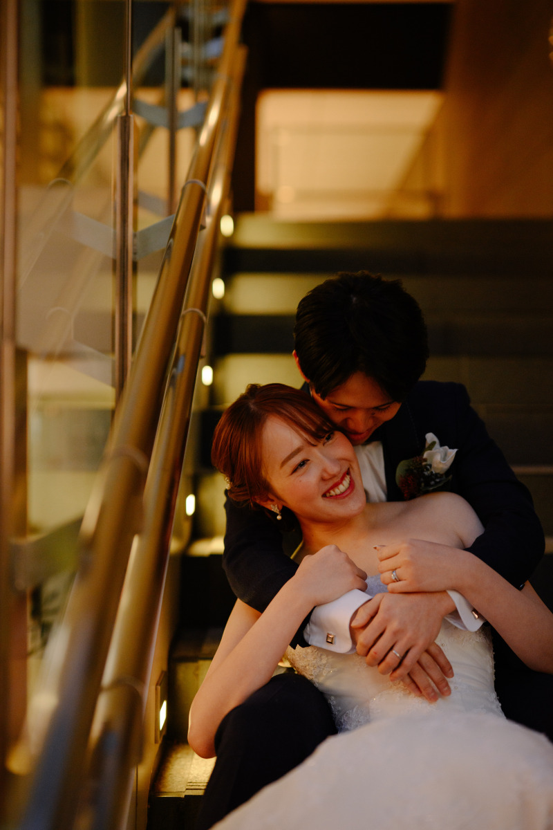 モダンな階段にて、自然な表情のお二人♡