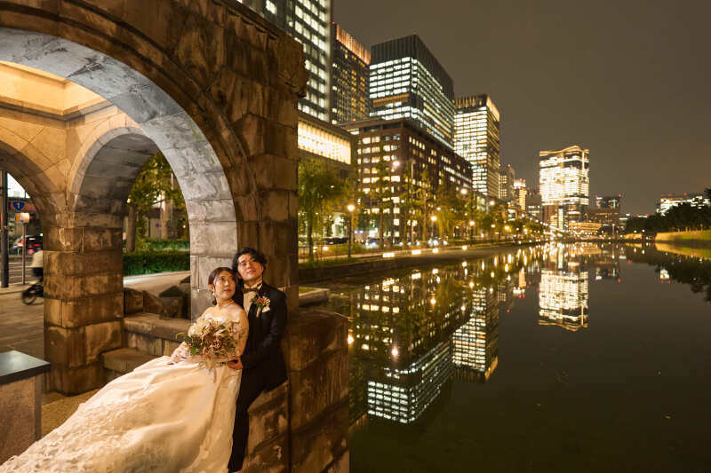和田倉門から夜空を見上げるショット