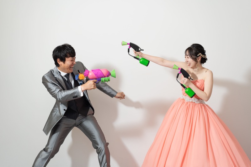 共通の趣味のグッズをもって