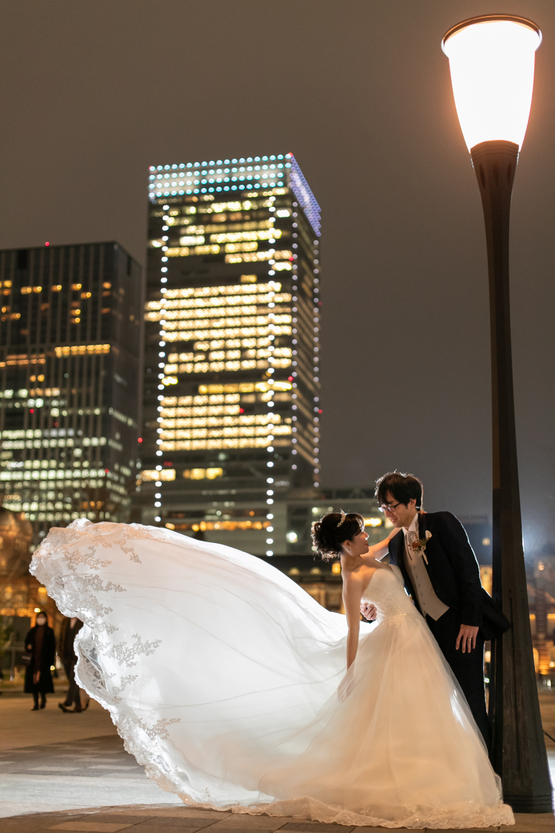 大胆なポージングとドレスの動きを捉えて