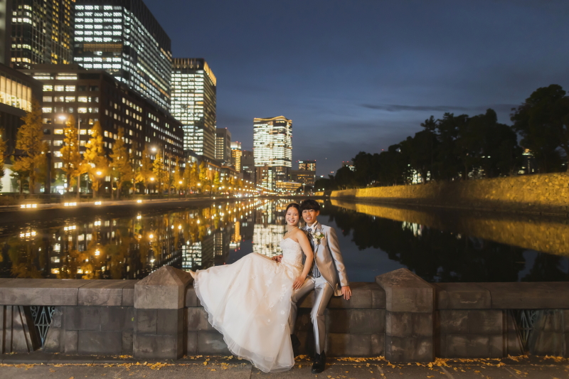 ビル群を背景に和田倉橋で