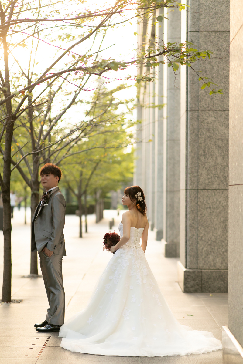 夕陽の差し込む歩道でカジュアルに