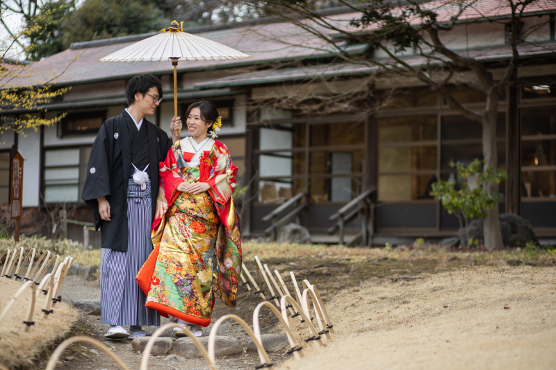 日本庭園の日本家屋の前で