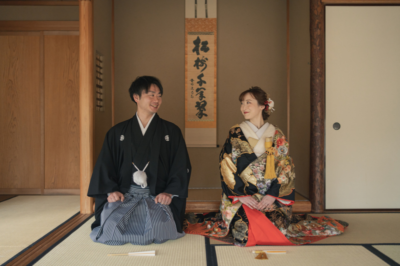 和室で見つめ合って