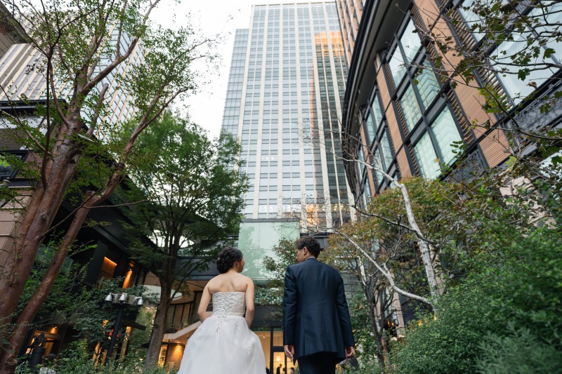 後ろ姿を見送るように