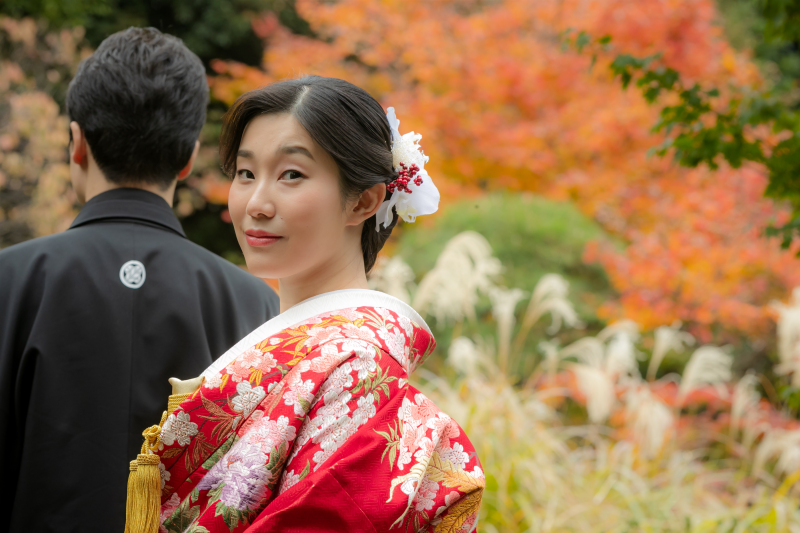 鮮やかな色打ち掛けの見返り美人…