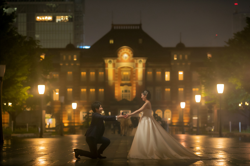 指輪贈呈シーン♪ 雨に濡れて輝きを増す石畳。