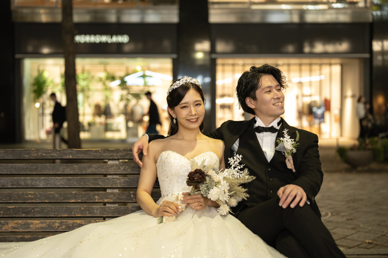 お洒落なショップの前のベンチでスタイリッシュに♪