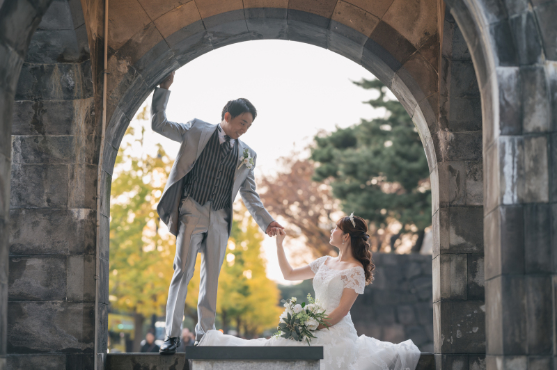 ガゼボのアーチ型の窓辺にて、メルヘンなショットを