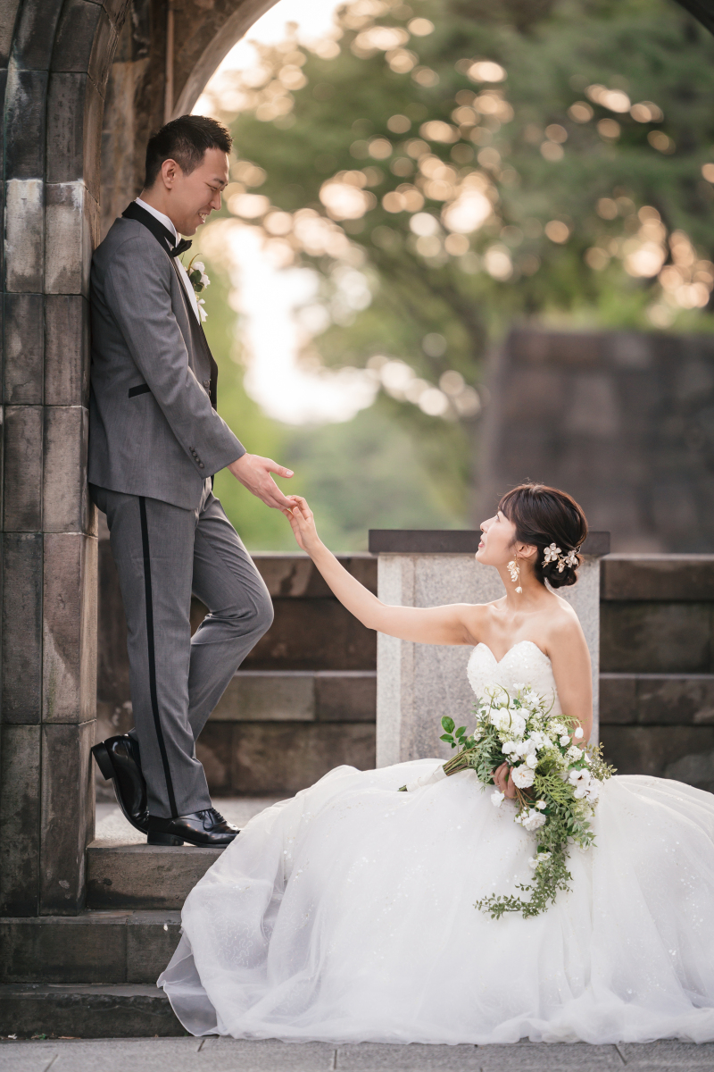 手に手をとって