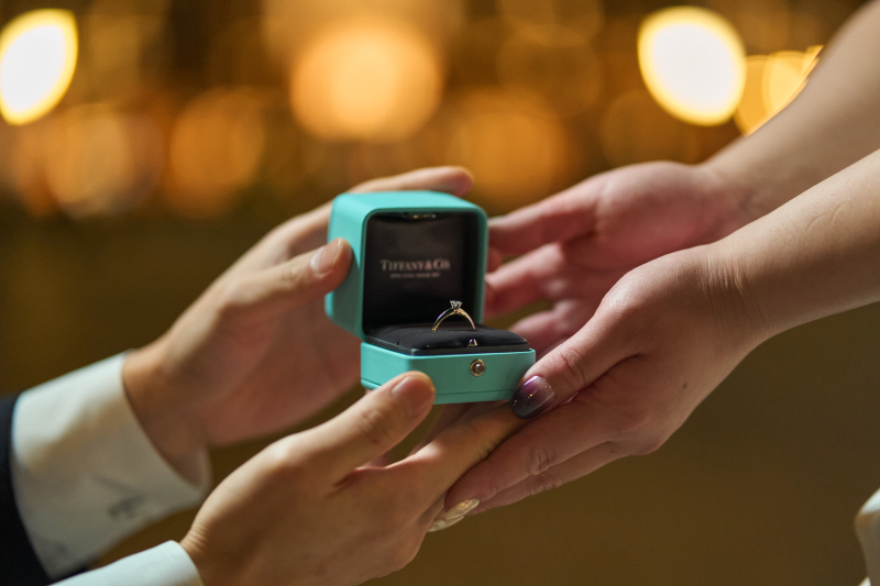 指輪を渡す瞬間を切り取って