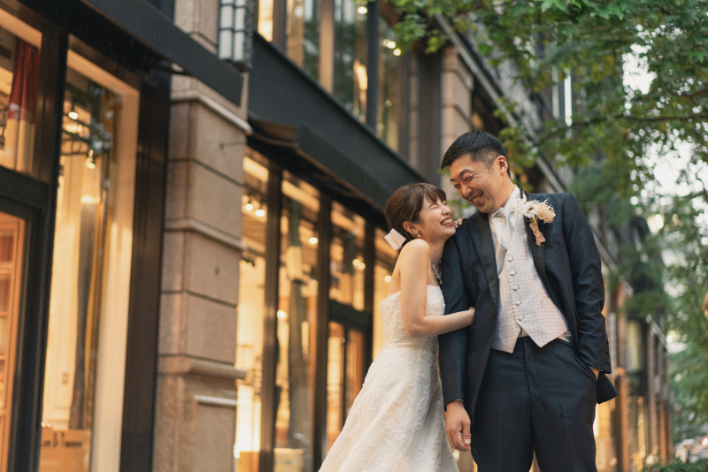 仲通リで腕を組んで笑顔で