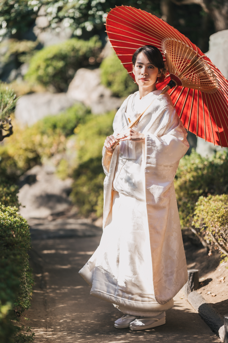 美しい庭園風景で新婦様ソロショット