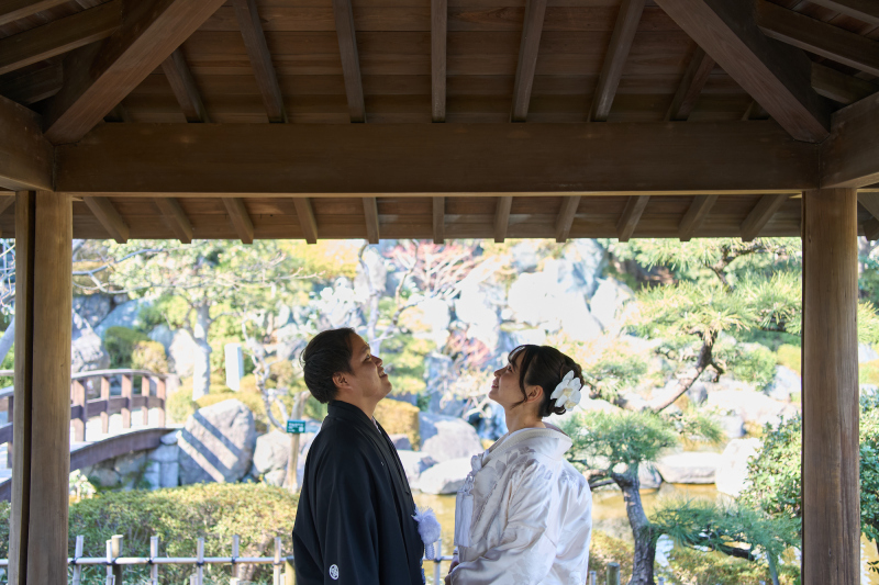 東屋の中で向かい合って