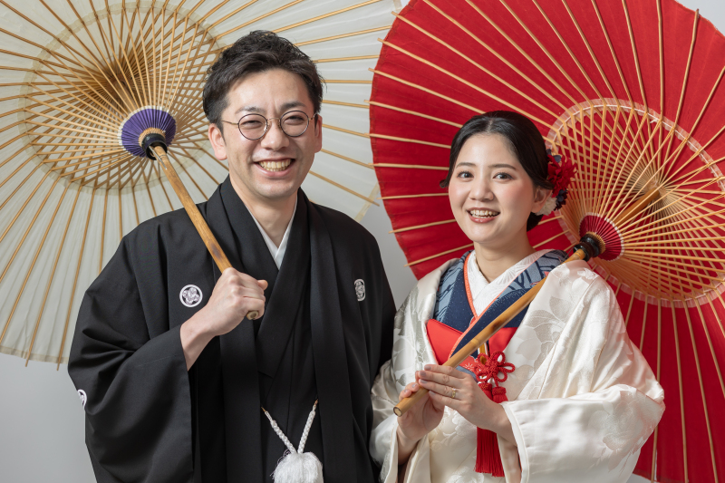 紅白の番傘で笑顔フォト