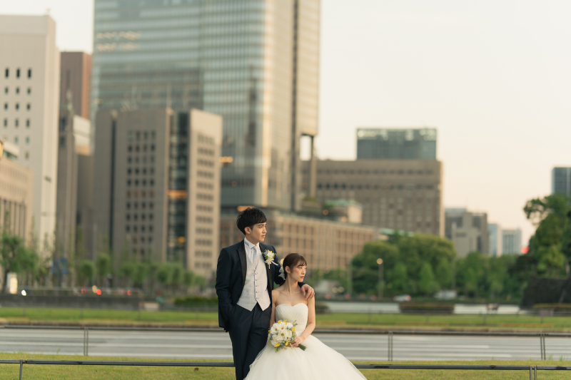 東京のビル街を背景に撮影