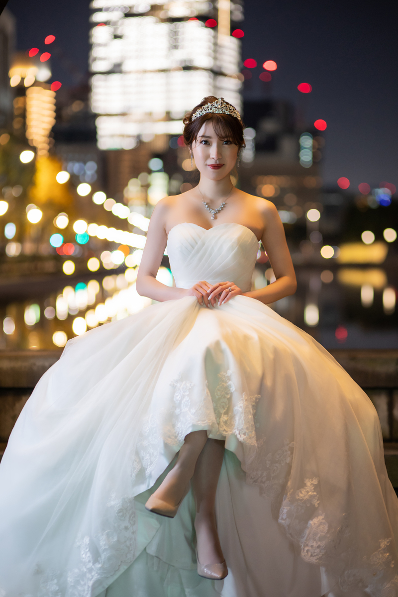 眩い街灯りとご新婦の素敵なポージング♪