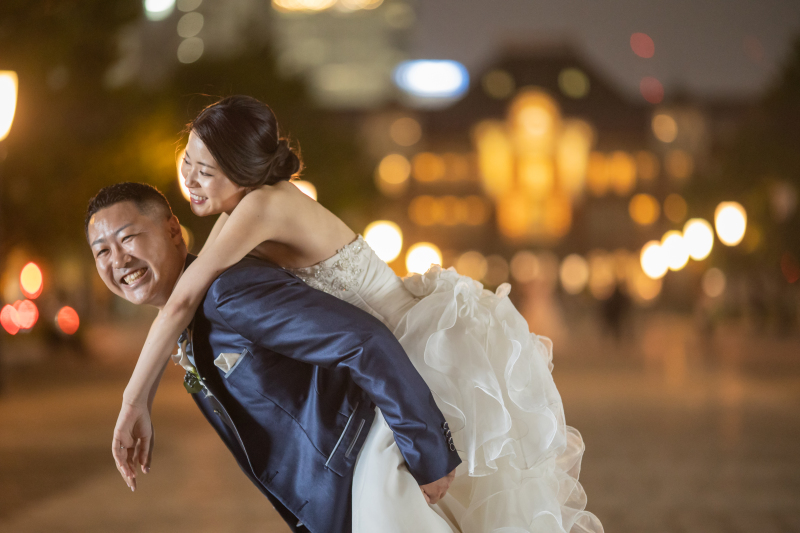 東京駅の前でおんぶショット♡