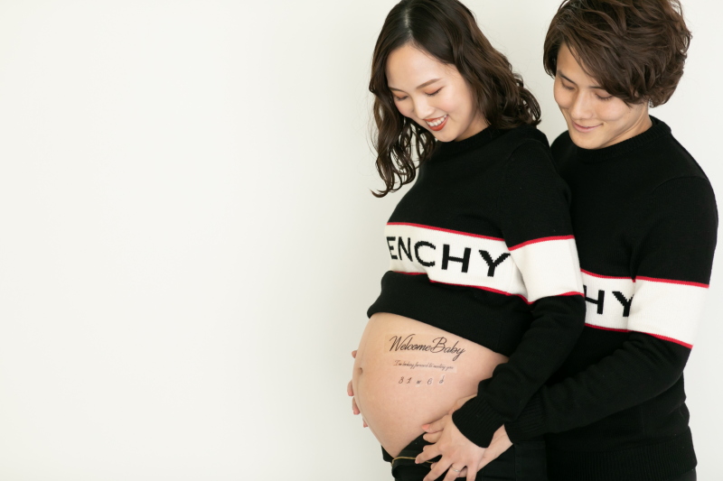 お腹にマタニティ用タトゥーシールを♪