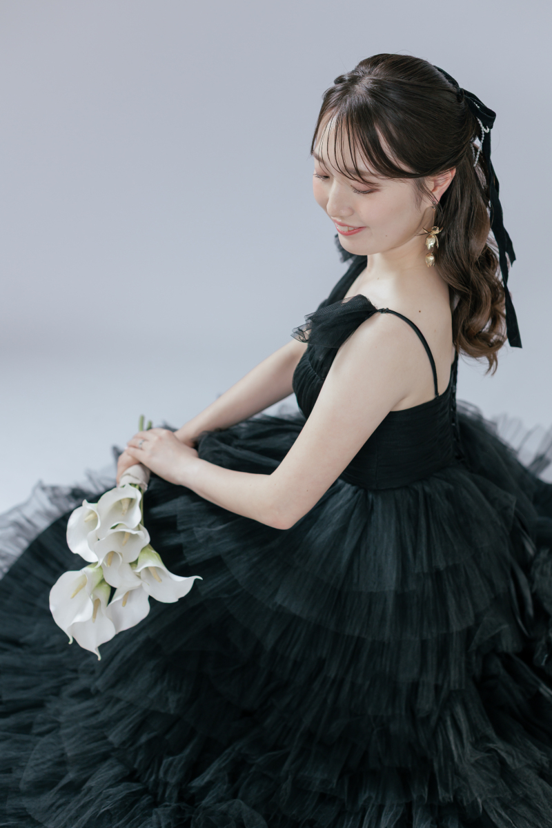 黒ドレスと白のブーケ。対比が美しいスタジオフォト